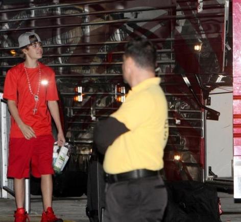 justin bieber tour bus toy. Justin Bieber was seen getting